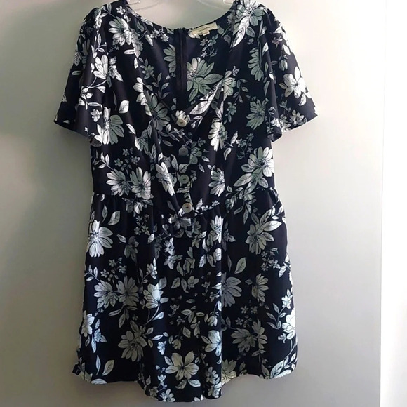 eesome Dresses & Skirts - Black & White Floral shorts romper size Large euc